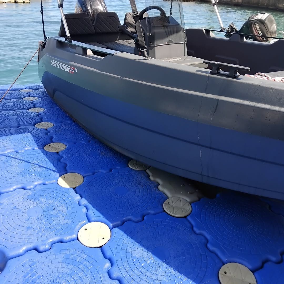 Bateau stocké sur dock flottant